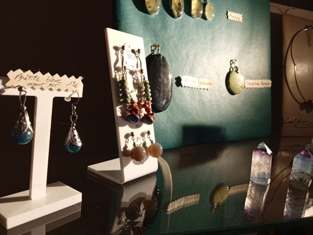 Boucle d'oreilles en apatite bleue et bijoux artisanaux à St-Pol-de-Leon