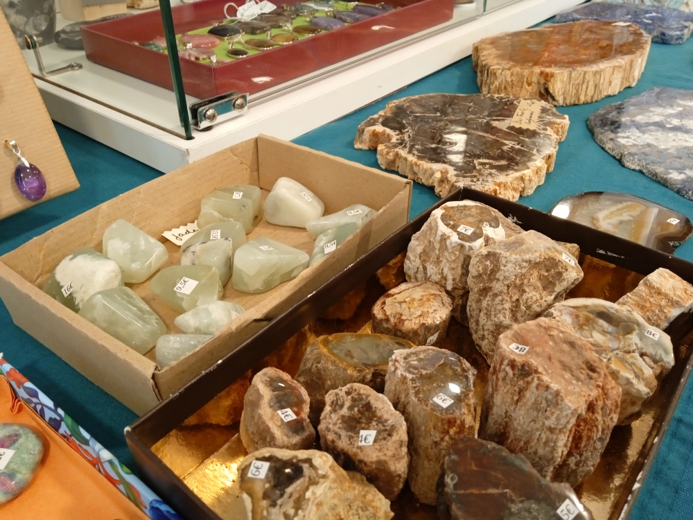 pieces-minerales-jade-et-bois-silicifie-St-Pol-de-Leon