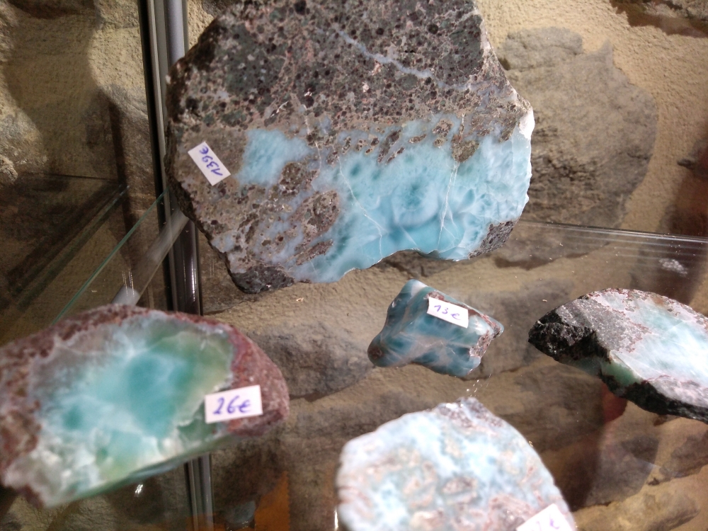 pierres-et-bijoux-en-larimar-St-Pol-de-Leon