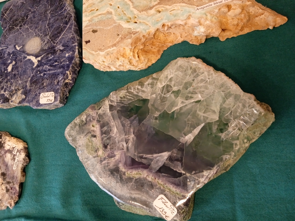 plaques-tranches-minerales-fluorite-sodalite-aragonite-bois-silicifie-St-Pol-de-Leon