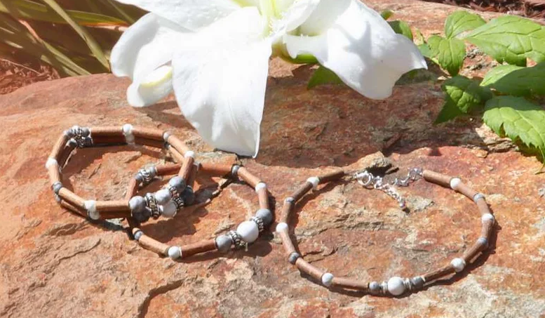 Gamme Bijoux thérapeuthiques Pur Noisetier du Québec : alliance de bois de noisetier et de minéraux... Gamme Bijoux thérapeuthiques Pur Noisetier du Québec : alliance de bois de noisetier et de minéraux...